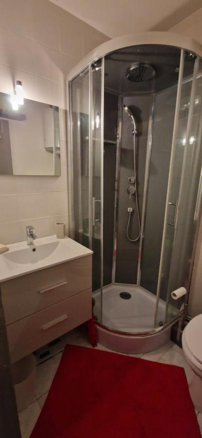 Le Chaleureux Cocon Rouge Apartment Ustou ภายนอก รูปภาพ