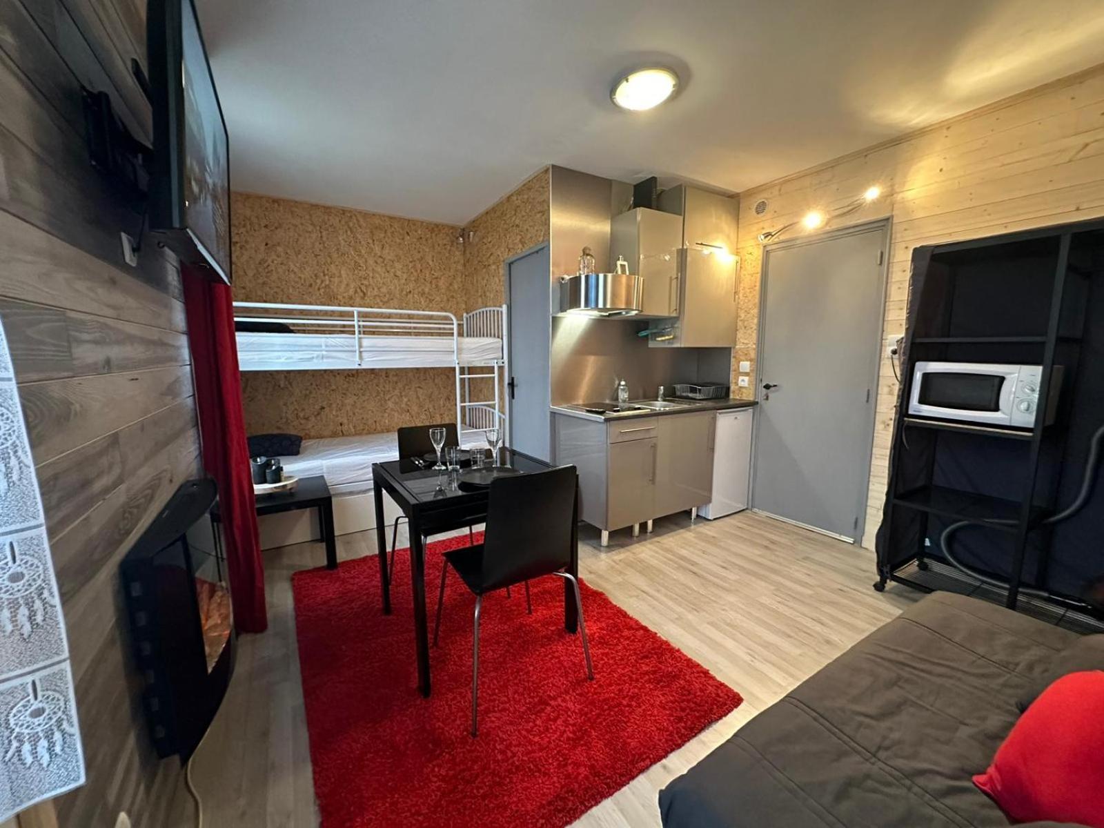 Le Chaleureux Cocon Rouge Apartment Ustou ภายนอก รูปภาพ
