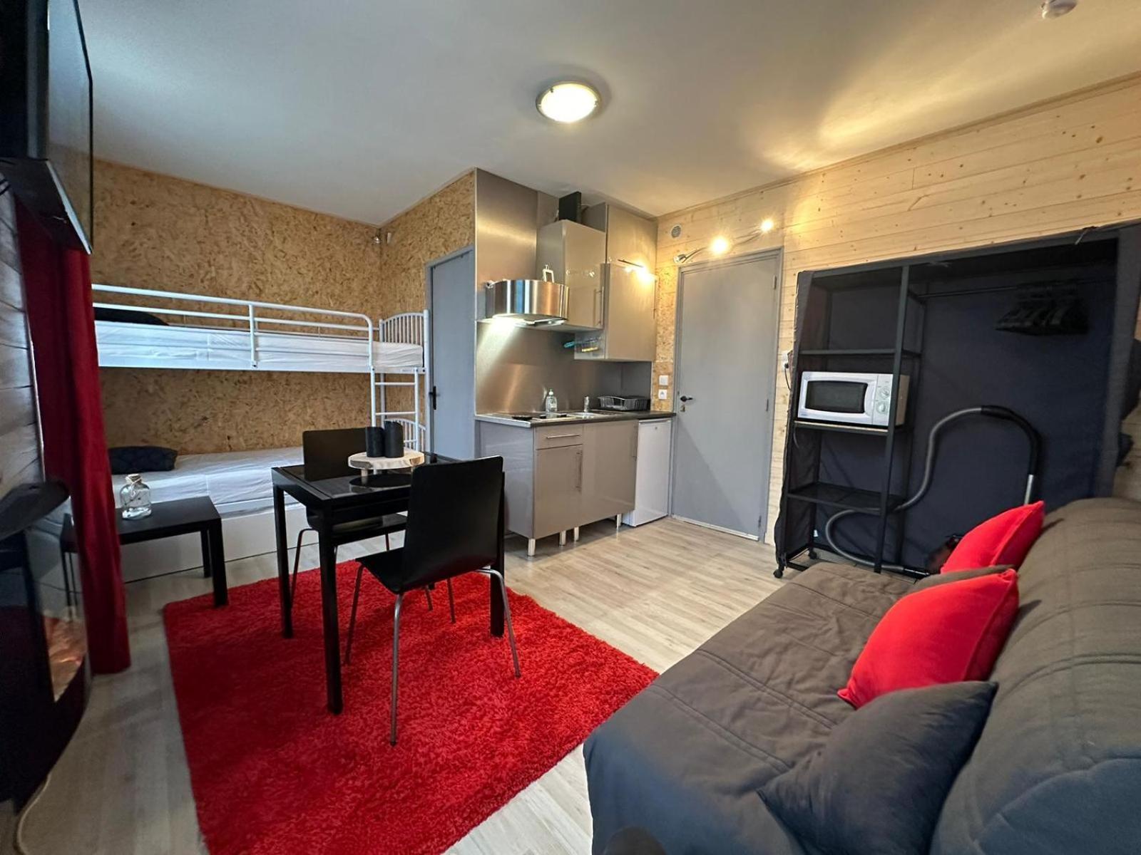 Le Chaleureux Cocon Rouge Apartment Ustou ภายนอก รูปภาพ